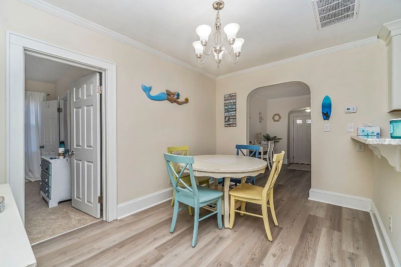 Quaint dinette to enjoy your favorite meals!