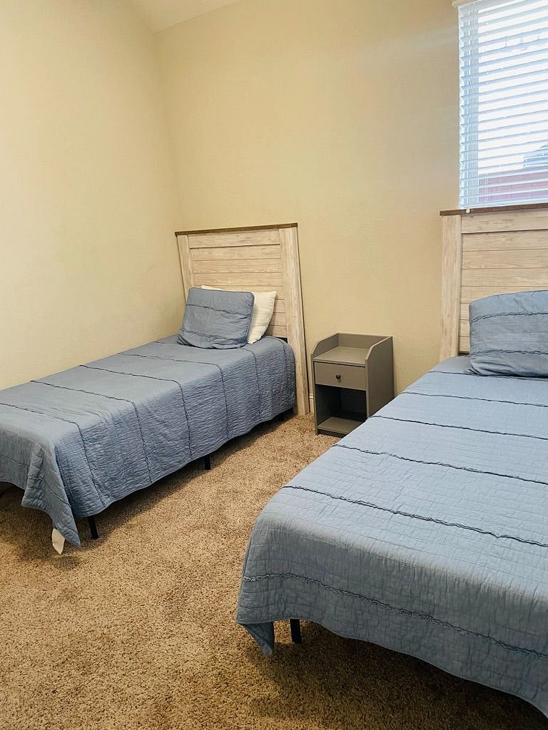 Secondary bedroom with 2 twin beds downstairs