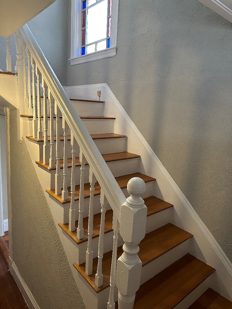 Front entryway stairwell