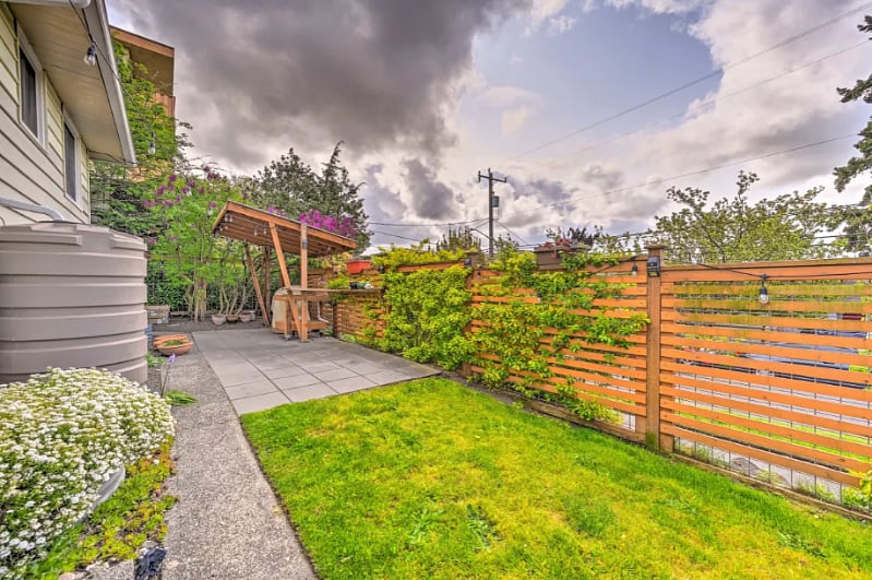 Access to a garden. The garden is a community area for the building (4 units in the building)
