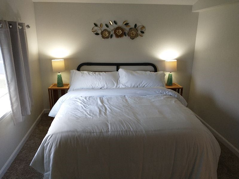 Queen bed room
