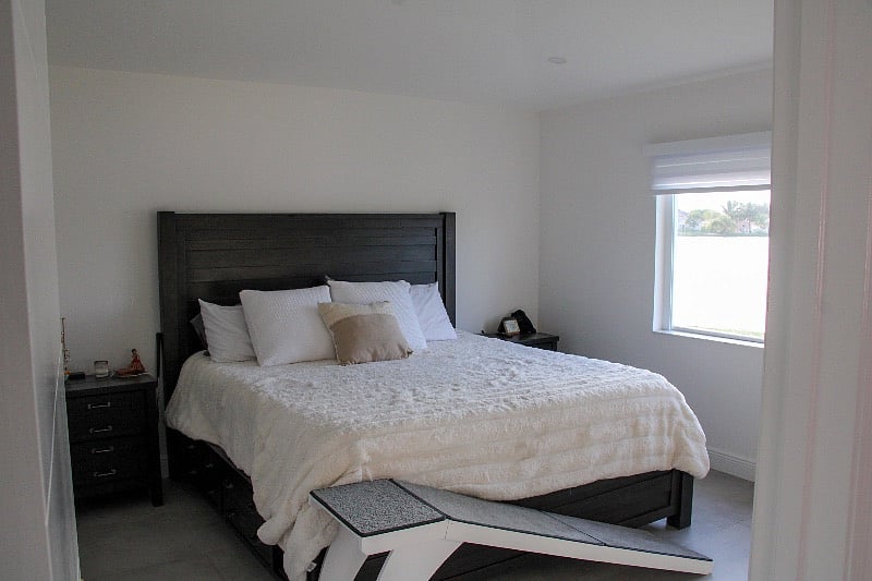 master bedroom, king bed, walkin closet