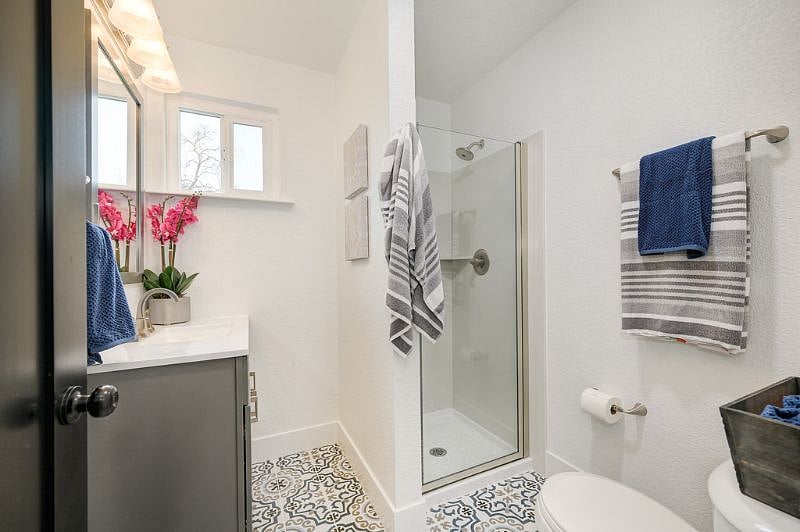 Upstairs bath with shower