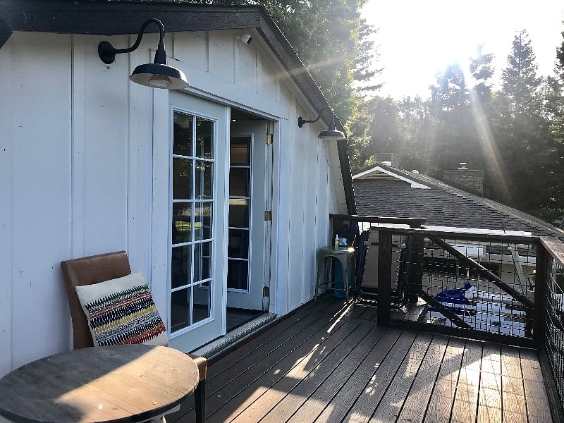 Front deck with table and chairs
