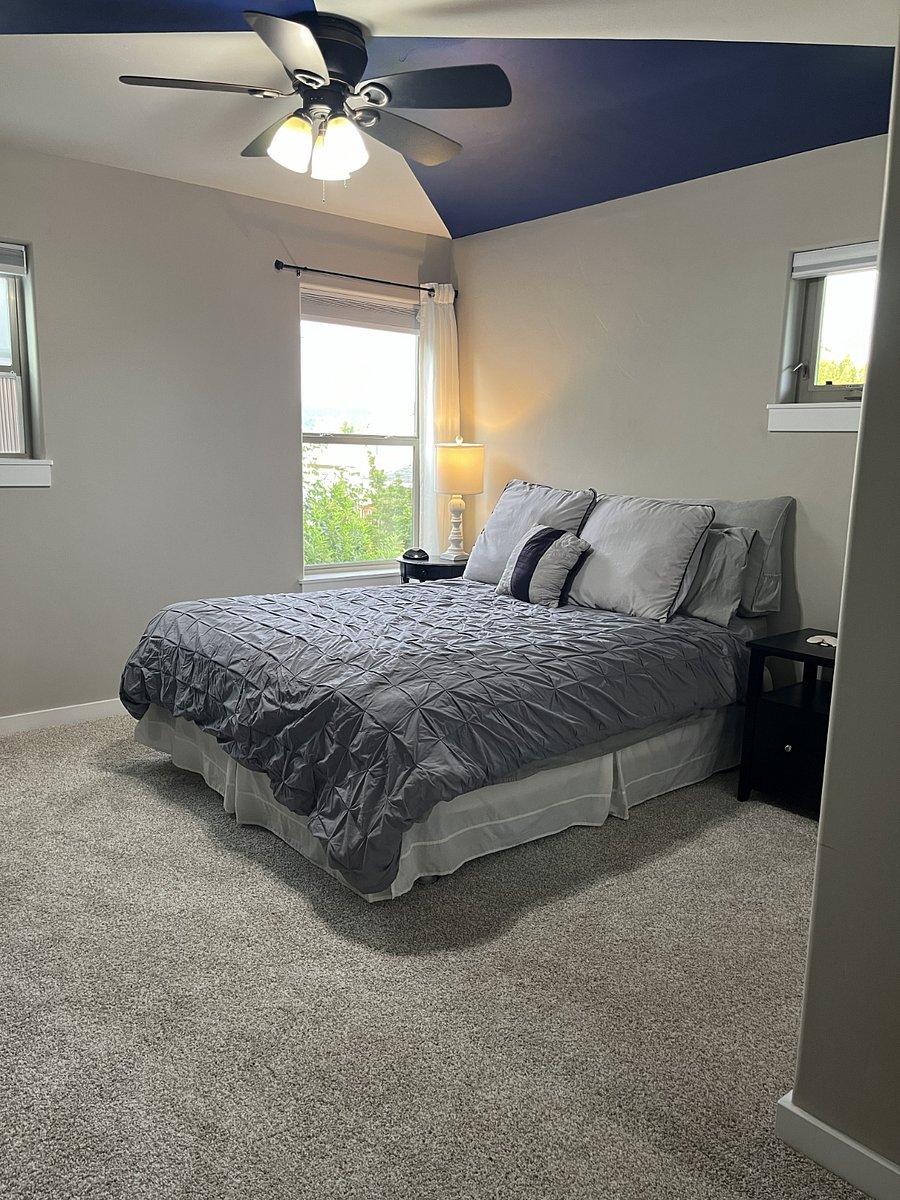 Large Second bedroom with air adjustable mattress - queen size