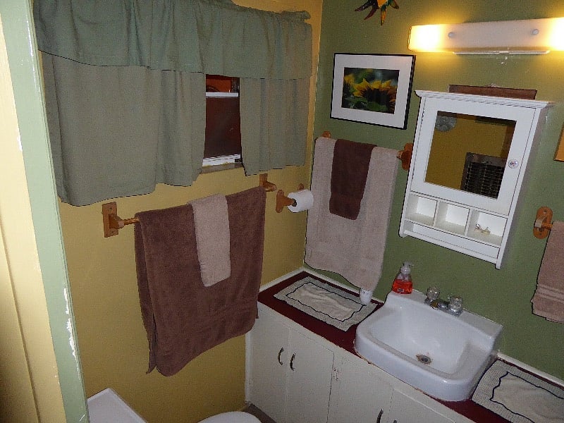 North unit, bathroom