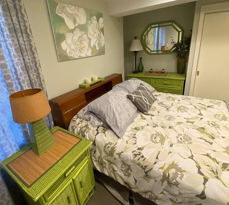 Bedroom2: Double bed and large workstation.