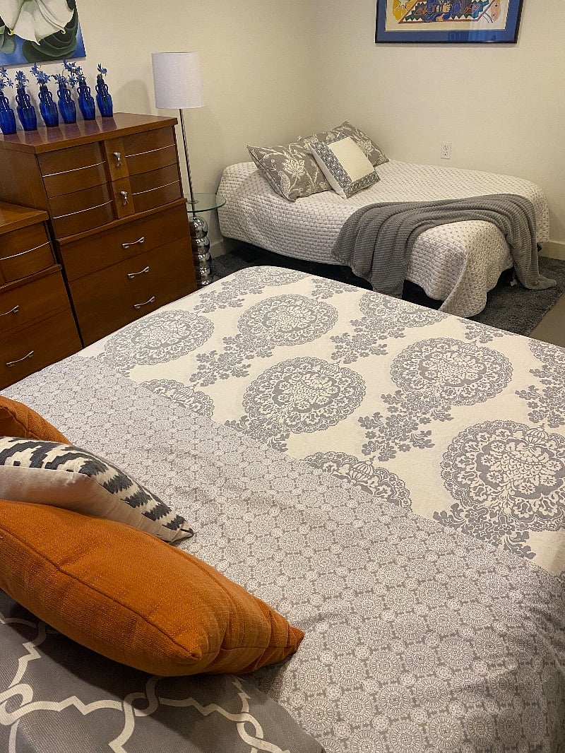 Bedroom 1: Queen and twin beds.