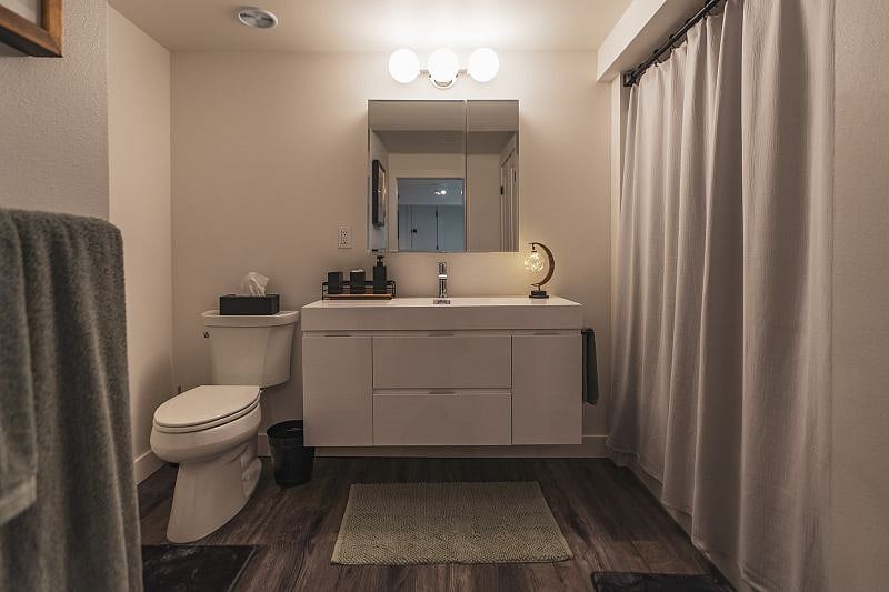 Full shower and bath tub.