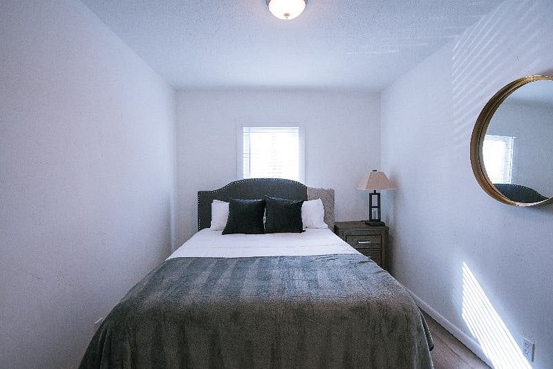 Bedroom (Queen Bed)