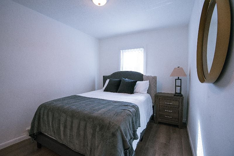 Bedroom (Queen Bed)