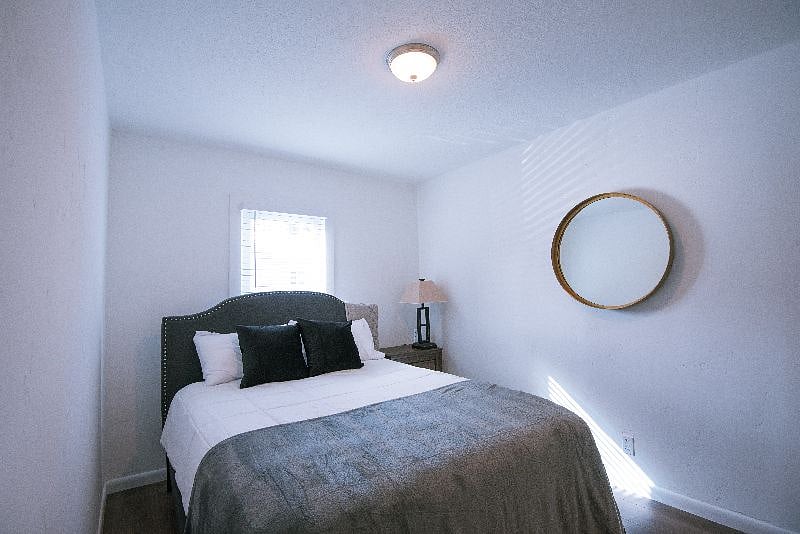 Bedroom (Queen Bed)