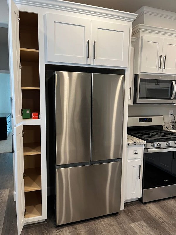 additional storage/pantry, foil saran wrap and ziplock bags provided