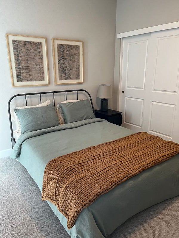 queen bed, double slider closet