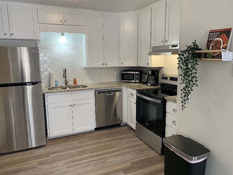 Spacious kitchen with dishwasher, full size fridge, microwave & oven