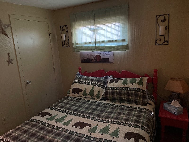Queen Bed & Closet with Direct Cable and Smart TV