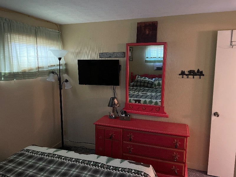 Queen Bed, Direct Cable Tv and Streaming Services Available