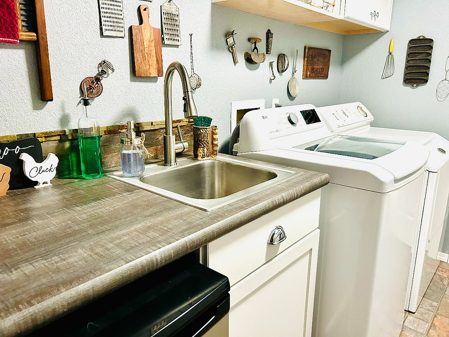 Kitchenette/Laundry room