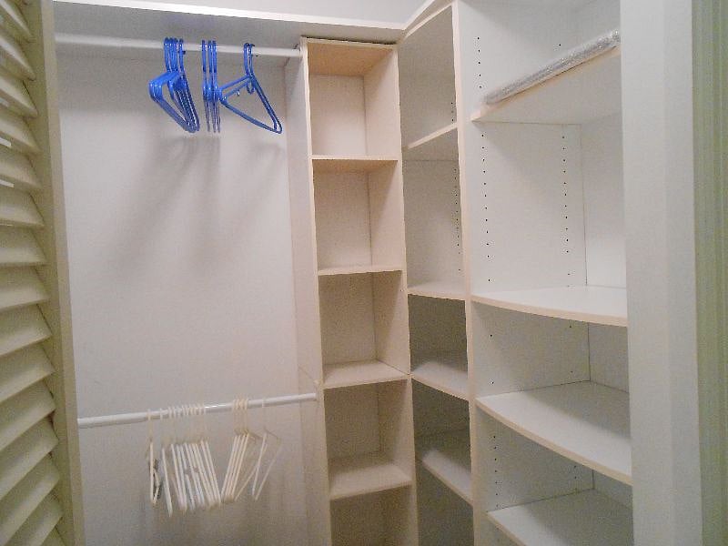 MASTER CUITE WALK-IN CLOSET