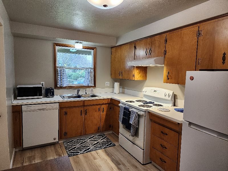 Dishwasher, microwave, toaster, full size range and fridge