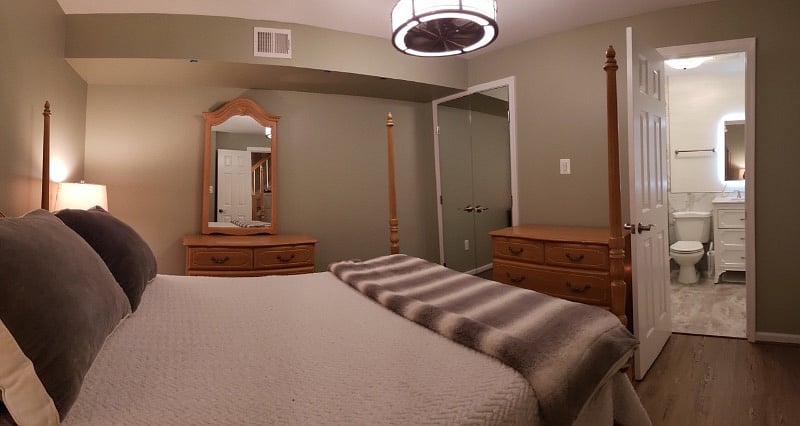 Bedroom w/ceiling fan doors to closet and bathr
oom.