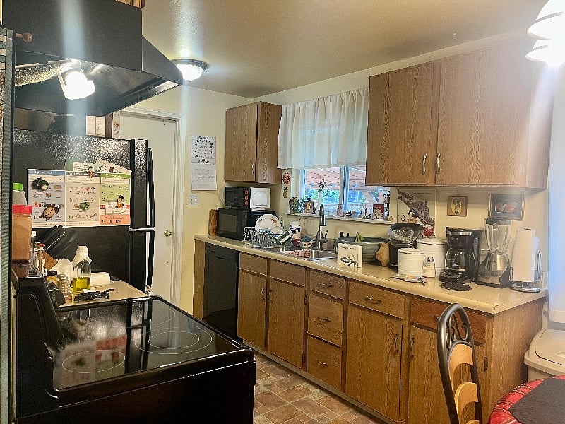 Kitchen with stove, oven, dishwasher, sink, refrigerator 