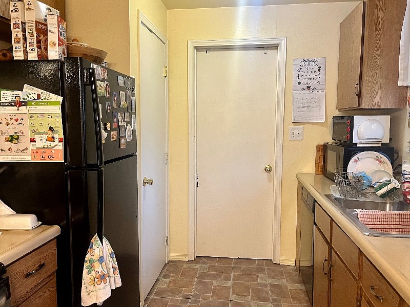 Center door, access to private room