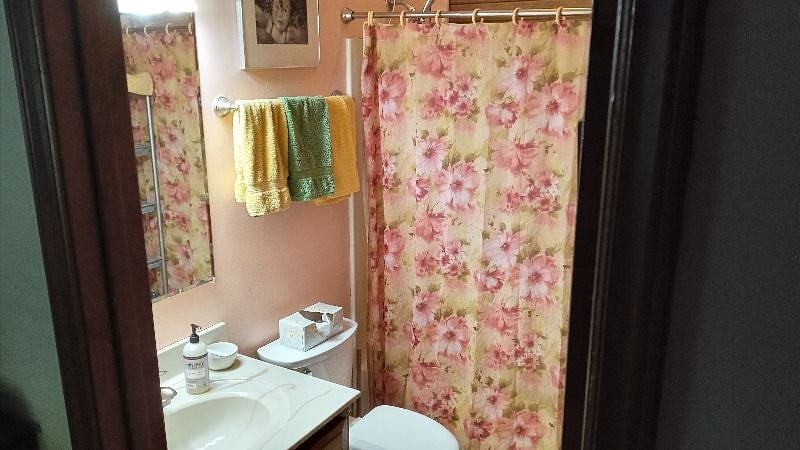 lAcross from bathroom is a linen closet.
Towels are provided.