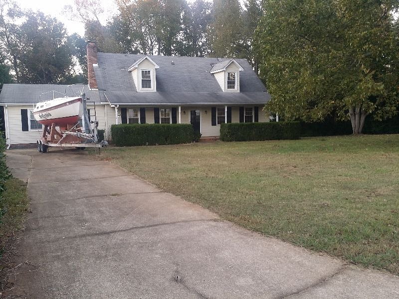 Front driveway, parking is first come, first serve in driveway. Street parking is also available. Extremely low traffic quiet neighborhood. Your vehicle is very safe also security cameras.


