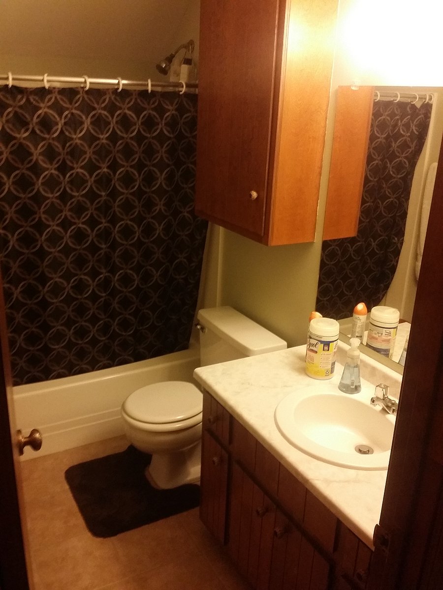 Upstairs shared hallway bathroom for Room2 and 3