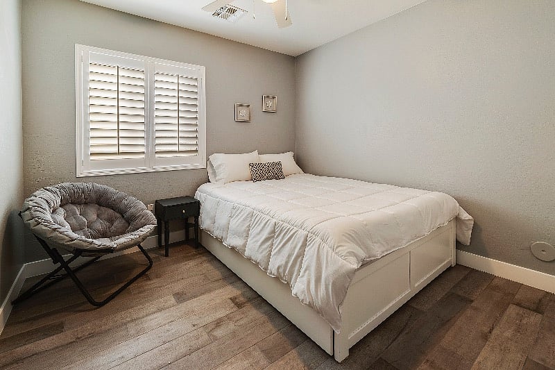 Queen bed with twin trundle