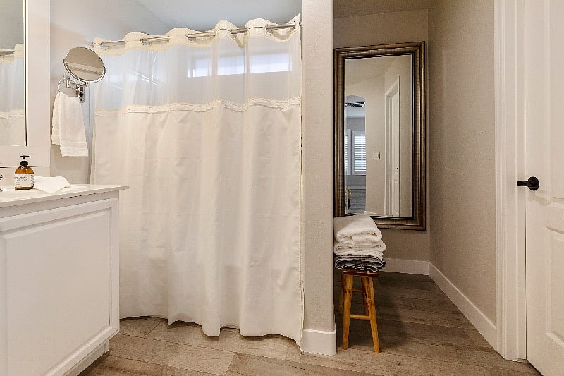 Large soaking tub, shower combo!