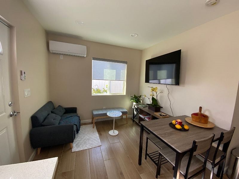 sitting area,dining table