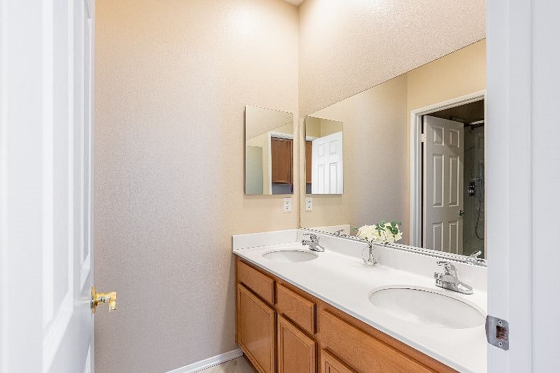 2nd floor: 2nd full Bathroom 