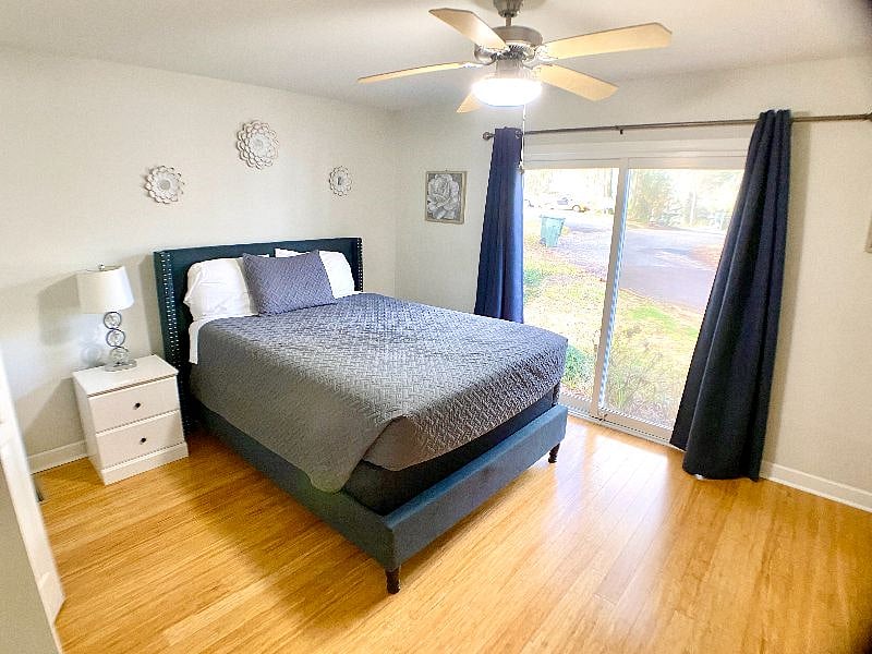 Second bedroom. Queen bed and smart tv 