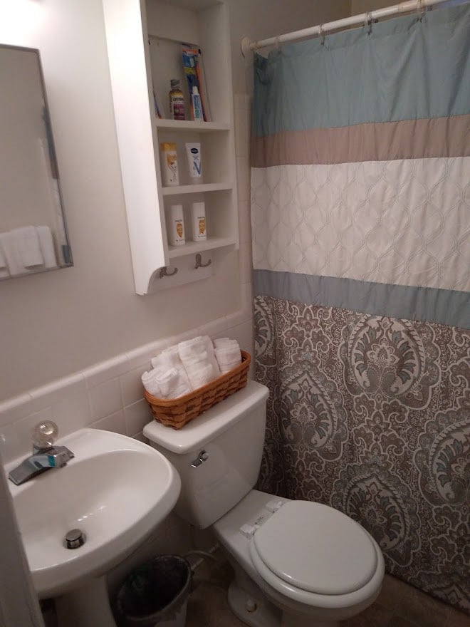 Single Bathroom with Tub/Shower Combination