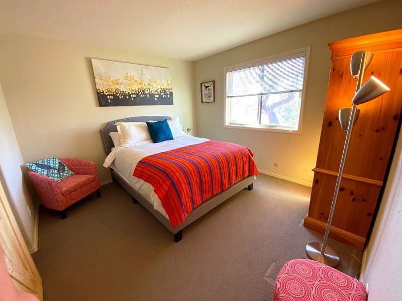 Bird bedroom, Queen bed