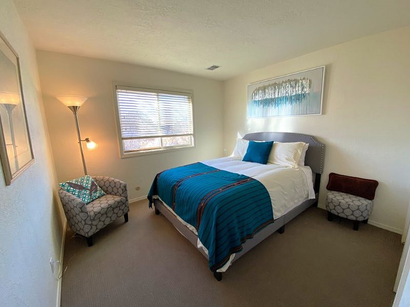 Blue bedroom, Queen bed