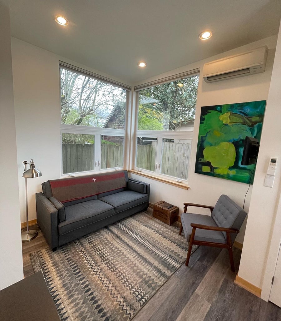 Fold out couch. Big windows with a lot of natural light. 