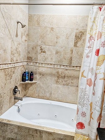 2nd Bathroom with tub/shower
