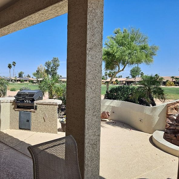 Golf course lot. Built in bbq
