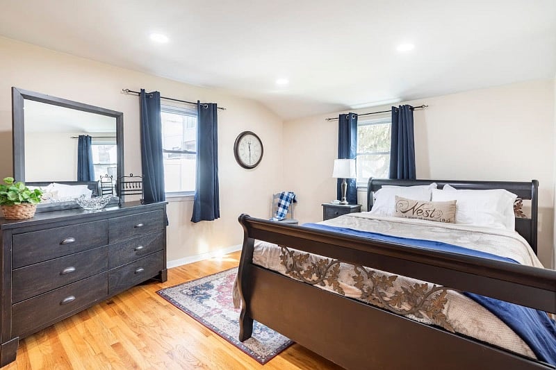 Queen Size Bed, Full length mirror. Comfortable mattress, Black out curtains, Sound machine,