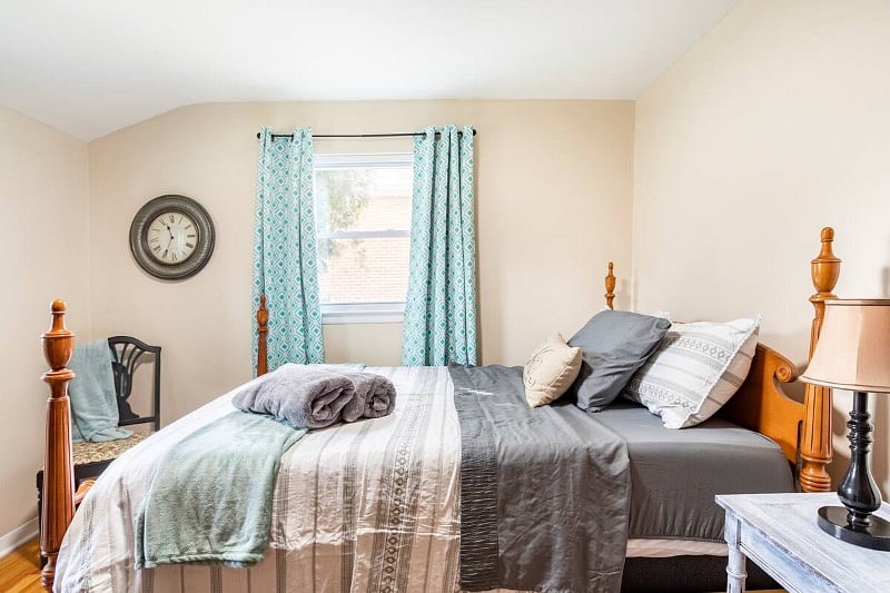 Full Size Bed, Comfortable mattress, Black out curtains, Sound machine,