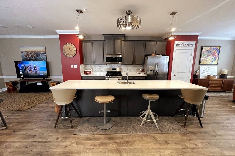 KITCHENN ISLAND/BREAKFAST/ENTERTAINMENT NOOK