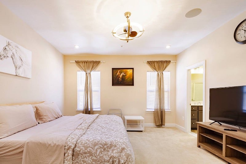 ROOM 1 PRIVATE SUITE