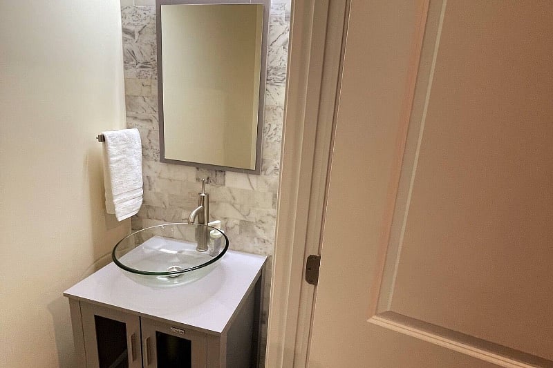 GUEST'S BATHROOM