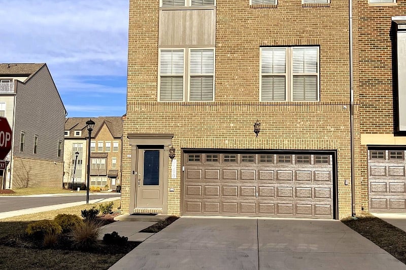 FRONT ENTRANCE 2-CAR DRIVEWAY