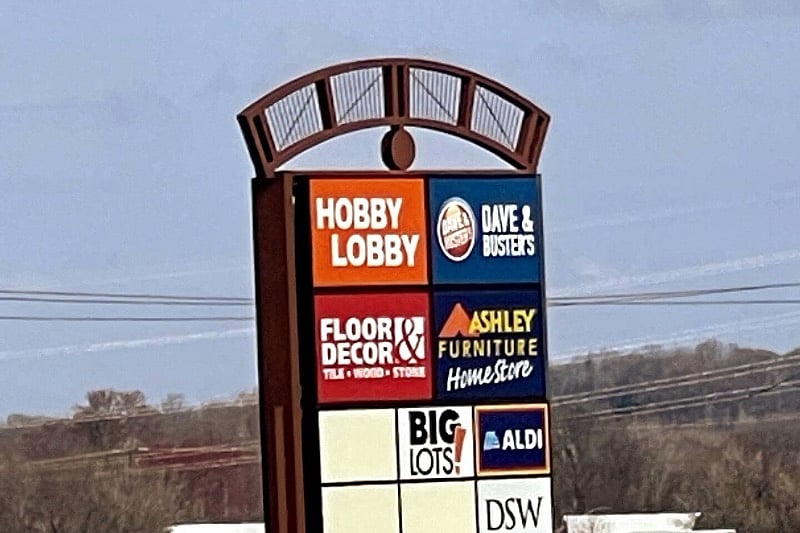 NEARBY MALLS AND RESTAURANTS