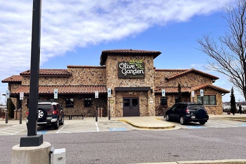 NEARBY MALLS AND RESTAURANTS