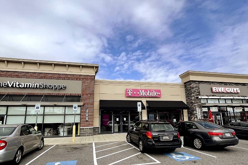 NEARBY MALLS AND RESTAURANTS